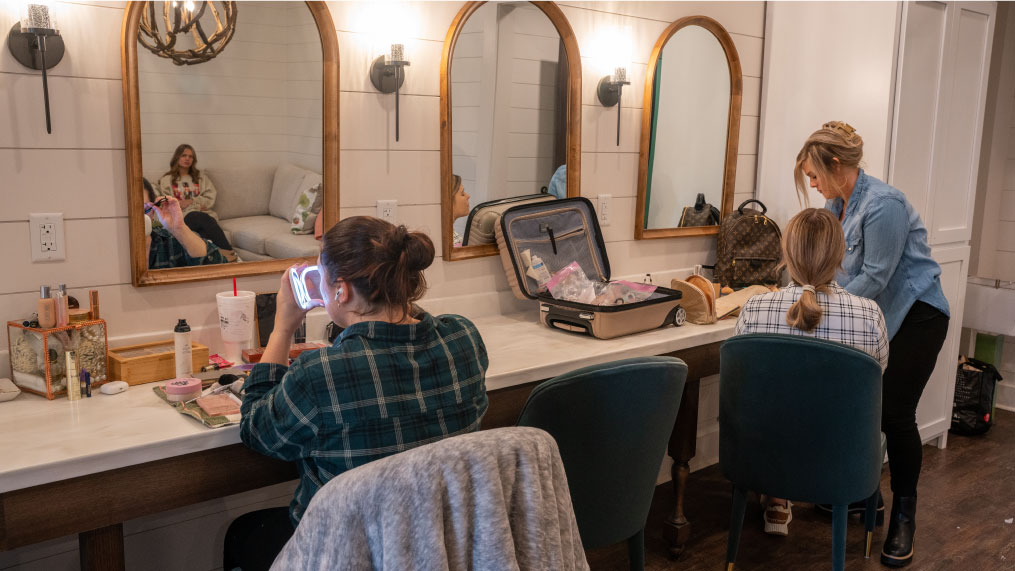 Bride and bridesmaids get ready in the bridal suite at Oakfuskee Conservation Center.