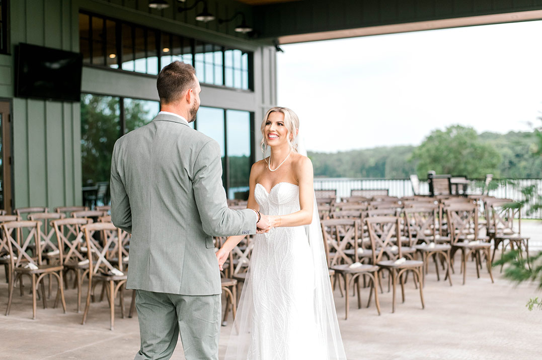 oakfuskee-conservation-center-wedding-venue-bride-and-groom-balcony-lagrange